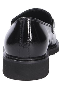 Schwarzer, polierter Lederschuh mit abgerundetem Zehenbereich, glatter Oberfläche und einer niedrigen Gummisohle. Verfügt über eine Naht entlang der Ferse und ein Schlupfdesign.