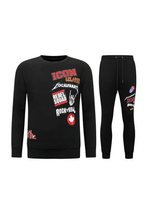 Zwarte sweatshirt- en joggingbroekset met rood, wit en geel rockthema tekst en grafische prints inclusief "ICON," "REBEL SQUAD," en een esdoornblad.