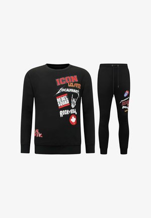 Zwarte sweatshirt- en joggingbroekset met rood, wit en geel rockthema tekst en grafische prints inclusief "ICON," "REBEL SQUAD," en een esdoornblad.