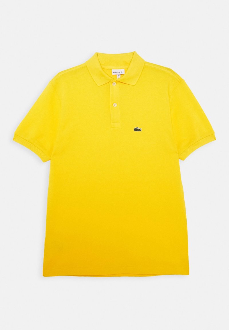 Geel poloshirt met een klassieke kraag, twee knopen, korte mouwen en een zwart logo op de linkerborst. Gladde katoenen textuur.