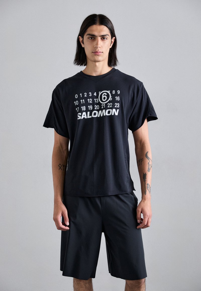 MM6 Maison Margiela - MM6 MAISON MARGIELA X SALOMON - T-shirt imprimé - deep black, Agrandir