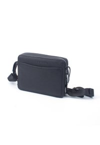 Borsa a tracolla in pelle nera con finitura textured, forma rettangolare, chiusura con zip e tracolla regolabile. Presenta una tasca a patta frontale.