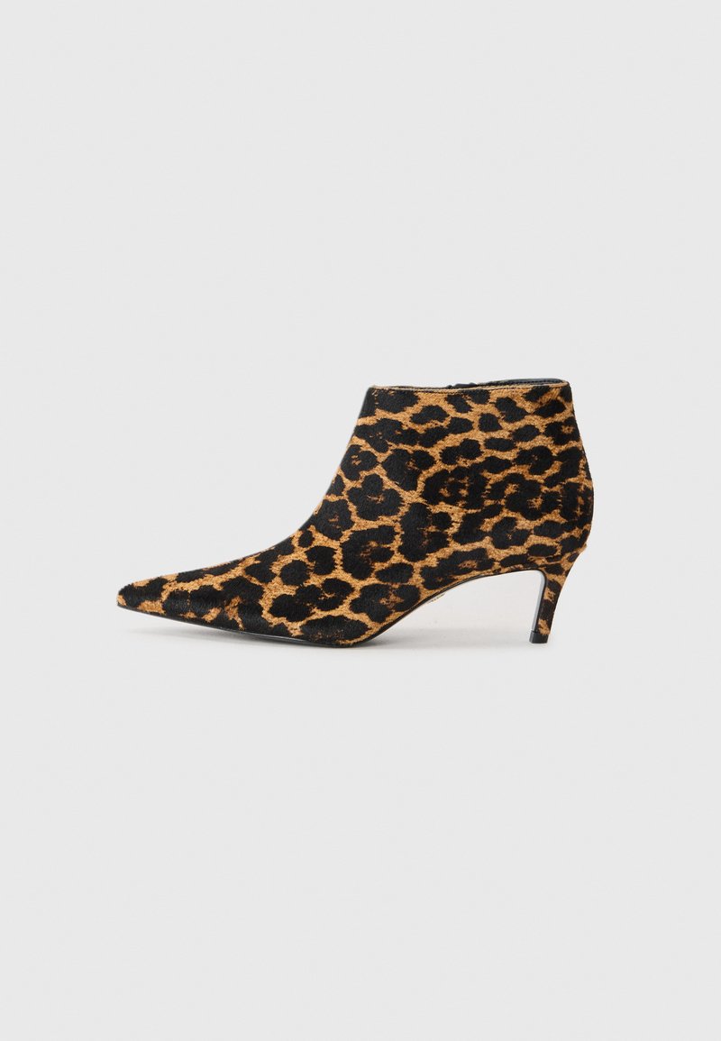 Botine cu print leopard, vârf ascuțit, toc kitten mic, material texturat moale și contrast de culori între negru și maro.