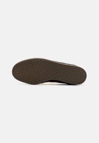 adidas Originals GAZELLE VTR UNISEX - Sporta apavi - core black/solar orange/footwear white