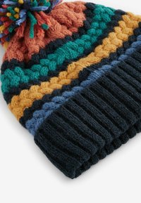 Strickmütze mit bunten Streifen in Orange, Grün, Gelb und Marineblau, einem strukturierten schwarzen Rippbündchen und einem mehrfarbigen Bommel.