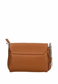 Clutch in pelle marrone con una finitura testurizzata, dotato di un flap pieghevole e un accento in catena metallica su un lato. Forma rettangolare.