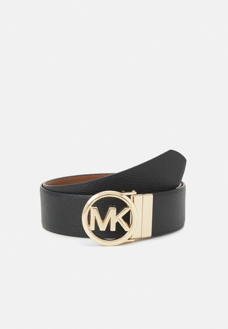 Svart läderbälte med texturerad yta, med en rund spänne i guldton som har "MK"-logotypen och en platt rektangulär lås.