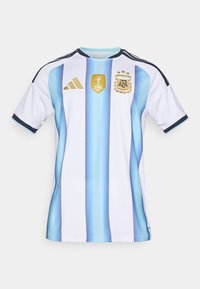 Zils un balts svītrains futbola krekliņš ar īsām piedurknēm, ar Adidas logotipu un zeltītu FIFA nozīmīti, teksturēta auduma ar zilu gradiantu.