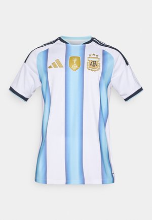 Plavi i bijeli prugasti nogometni dres s kratkim rukavima, s Adidas simbolom i zlatnom FIFA značkom, teksturirana tkanina s plavim gradijentom.