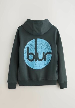 Sötétzöld kapucnis pulóver kék kör alakú grafikával, amelyen fekete betűkkel olvasható a "blur" szó. Puha anyagból készült, kenguruzsebbel és bordázott mandzsettákkal rendelkezik.