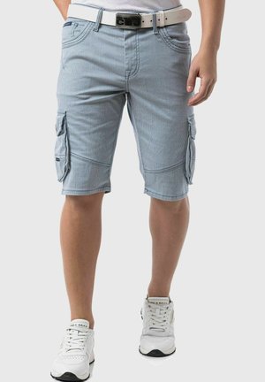 Blauwe en witte gestreepte cargoshorts met meerdere zakken, een rechte voorkant en contrasterende stiksels. Draag het met een witte riem en witte sneakers.