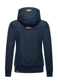 Mørkeblå jakke med hætte, ribstrikkede ærmegab og kant, samt et læderlogo på ryggen. Glat stof med et enkelt design.