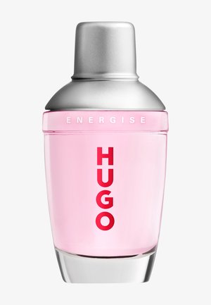 Flacon de parfum Hugo Energise rose transparent avec bouchon argenté et texte vertical rouge vif « HUGO » sur le devant.