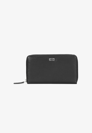 Portafoglio in pelle nera con zip, dotato di placca in metallo argentato e linguetta per la zip su sfondo bianco.