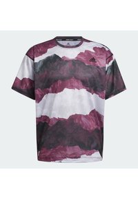 Kortärmad träningsskjorta med ett bergsmönster i mörka lila och grå toner, med rund halsringning och Adidas-logga på bröstet.