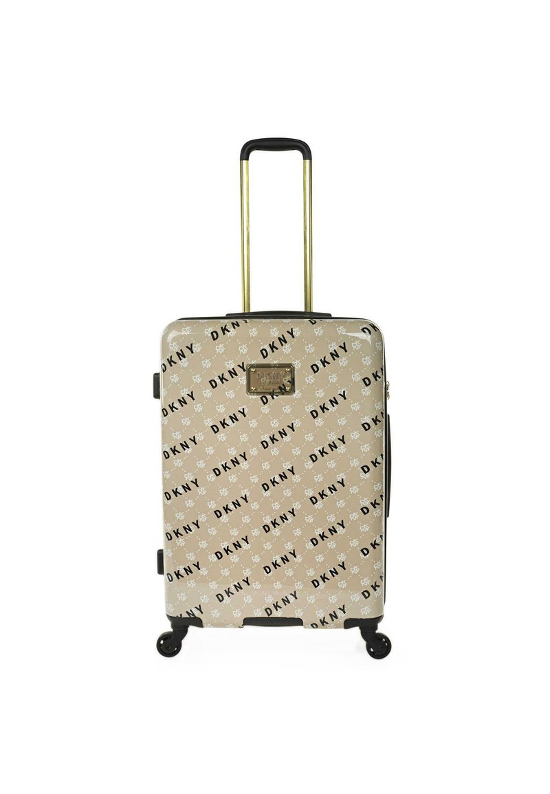 Maleta rígida en beige con impresión del logo negro de DKNY. Cuenta con un mango telescópico dorado, cuatro ruedas giratorias y detalles en negro.