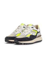 Scarpe sportive beige e grigie con dettagli verde lime. Presentano un mix di materiali in rete e suede, suola testurizzata e lacci piatti.