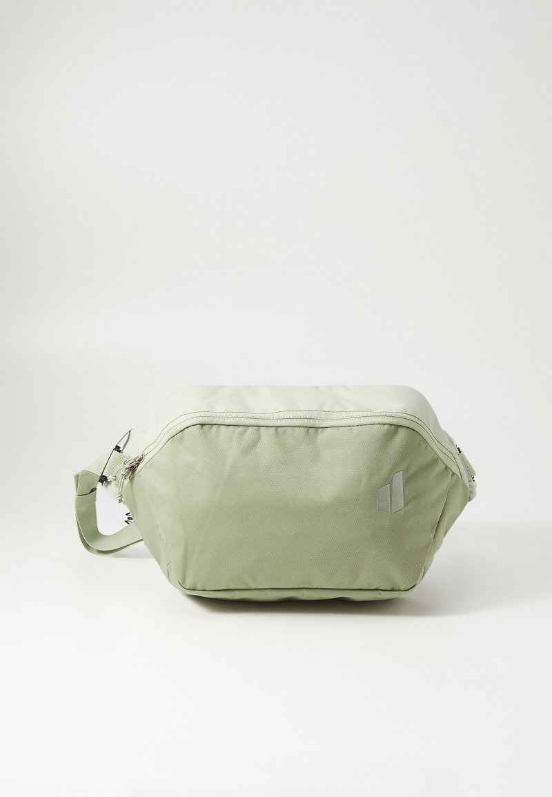 Borsa di tessuto verde con forma rettangolare, dotata di chiusura con zip, tracolla regolabile e un logo discreto sul lato. Superficie testurizzata.