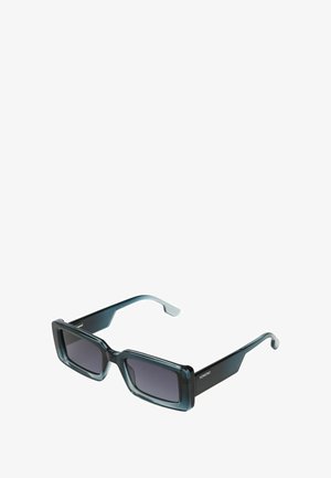 Lunettes de soleil rectangulaires avec des verres gris foncé, une monture en plastique transparent teal, et des branches élégantes arborant un logo KAMO sur le côté.