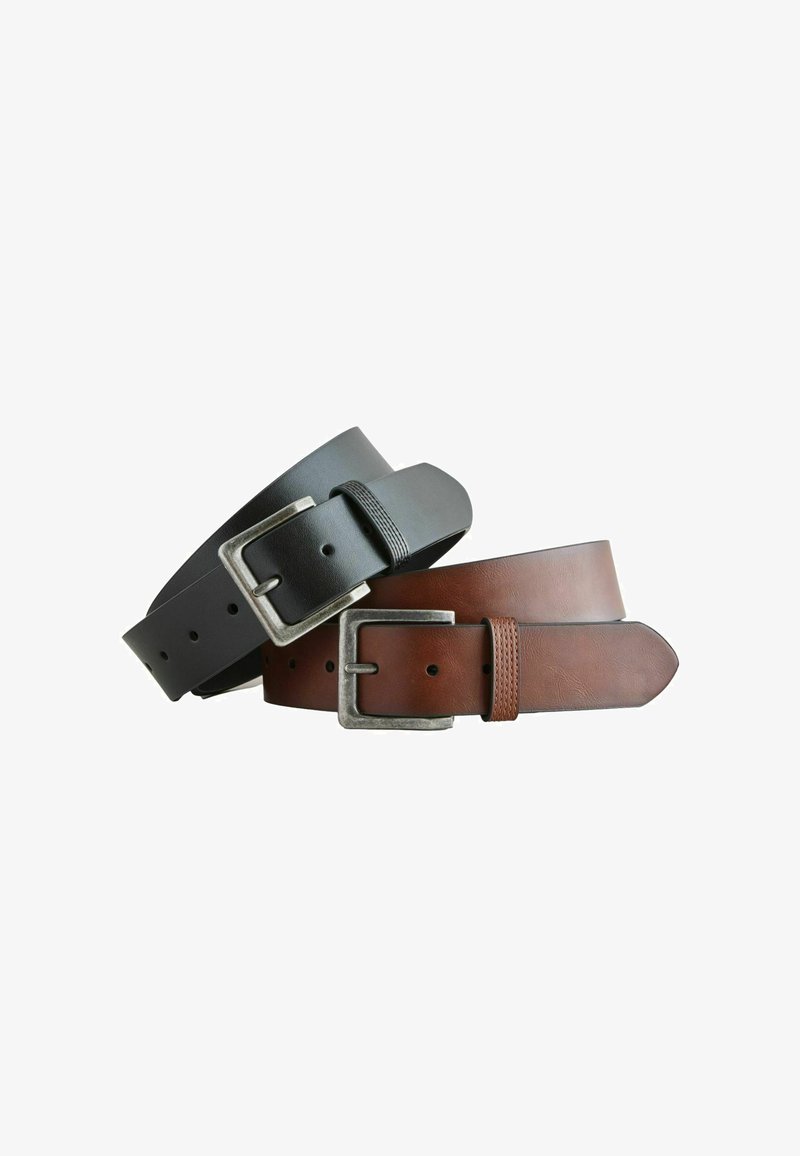 Deux ceintures en cuir, l'une noire et l'autre marron, chacune avec une boucle rectangulaire en métal argenté, superposées sur un fond blanc.