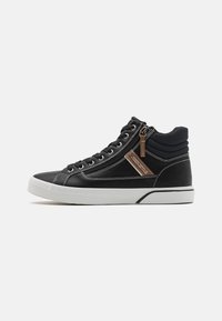 Zapatillas altas negras con un ajuste de cuero texturizado, entresuela blanca en contraste, detalles metálicos plateados y un cierre lateral con un acento marrón.