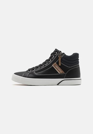 Zapatillas altas negras con un ajuste de cuero texturizado, entresuela blanca en contraste, detalles metálicos plateados y un cierre lateral con un acento marrón.