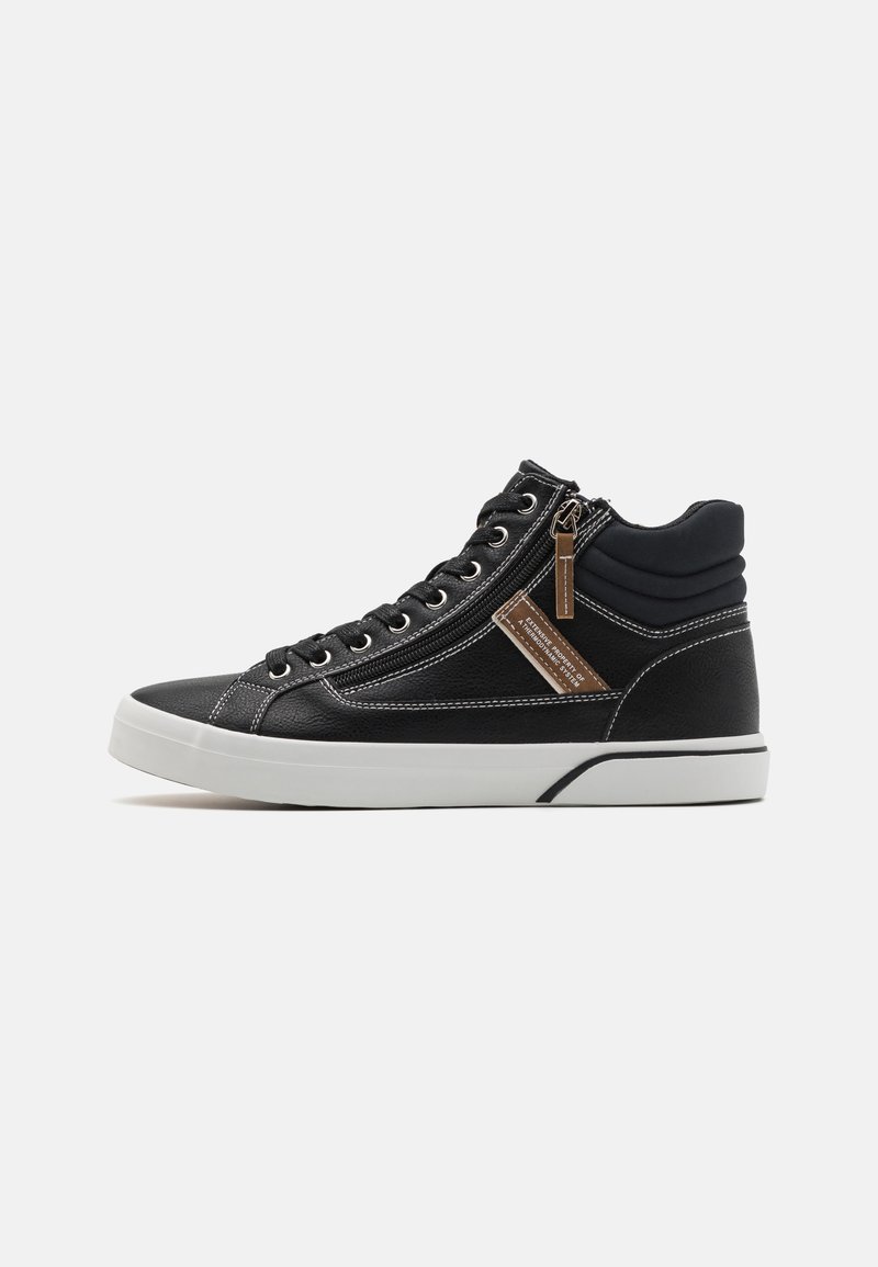 Zapatillas altas negras con un ajuste de cuero texturizado, entresuela blanca en contraste, detalles metálicos plateados y un cierre lateral con un acento marrón.