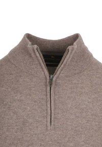Bruine zip-neksweater met geribbelde kraag en sluiting, gemaakt van een zachte, stof met textuur. Heeft een metalen ritsdetail.