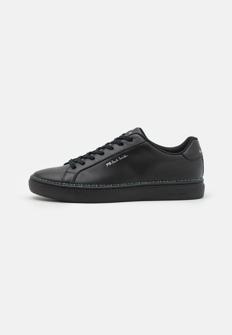 Baskets basses en cuir noir avec lacets noirs, bordure multicolore autour de la semelle, et marquage "PS Paul Smith" sur le côté et le talon.