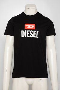 Juoda trumpomis rankovėmis marškinėliai su ryškia balta „DIESEL“ logotipu ir raudonu stačiakampiu fone už logotipo.