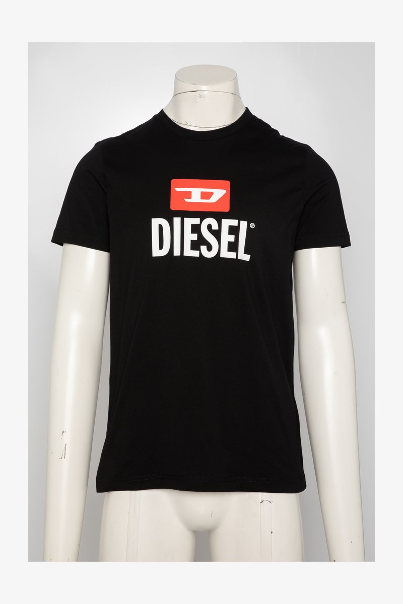 Juoda trumpomis rankovėmis marškinėliai su ryškia balta „DIESEL“ logotipu ir raudonu stačiakampiu fone už logotipo.