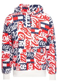 Sudadera con capucha de estampado patchwork en rojo, blanco y azul marino, que presenta los logotipos de Coca-Cola y Tommy Jeans en varias orientaciones.