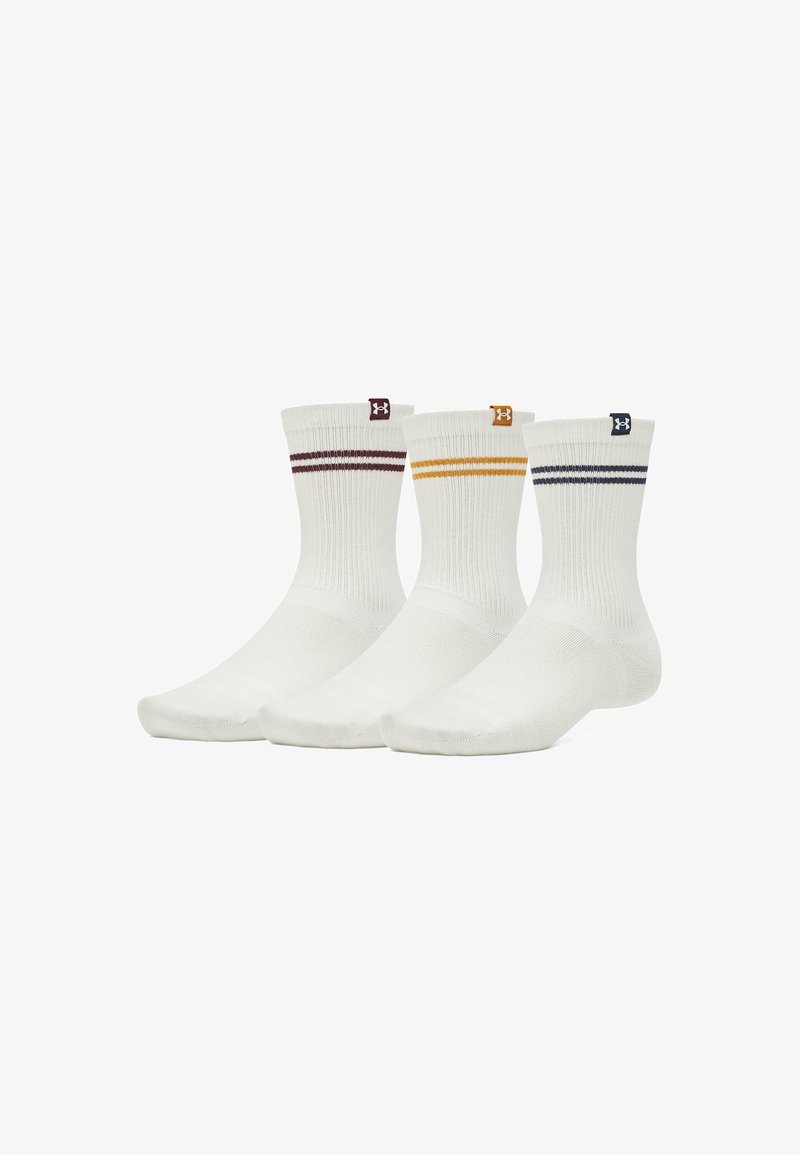 Drei Paar weiße Socken mit gerippten Bündchen, die farbige horizontale Streifen in burgunderrot, gelb und marineblau aufweisen. Hergestellt aus einem Baumwollmischgewebe.