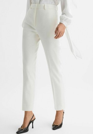 MILA SLIM FIT - Nohavice chinos - off white