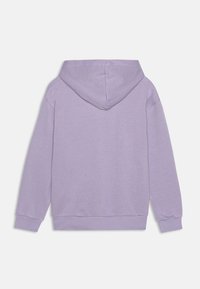 Sudadera de color púrpura claro con una capucha amplia, puños y dobladillo acanalados. Tejido suave con una textura lisa, que presenta un diseño en la parte posterior simple y sin adornos.