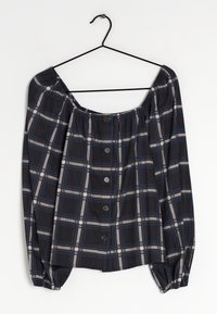 Schwarz und blau karierte Bluse mit elastischem Off-Shoulder-Ausschnitt, langen Ärmeln und knöpfbarem Verschluss. Weicher, leichter Stoff mit geraffter Textur.