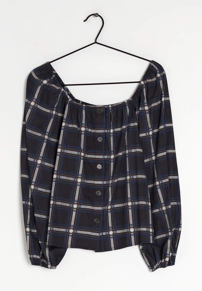Schwarz und blau karierte Bluse mit elastischem Off-Shoulder-Ausschnitt, langen Ärmeln und knöpfbarem Verschluss. Weicher, leichter Stoff mit geraffter Textur.