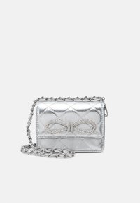 Piccola borsa a tracolla argento trapuntata con catena e dettaglio in strass a forma di fiocco sul davanti.
