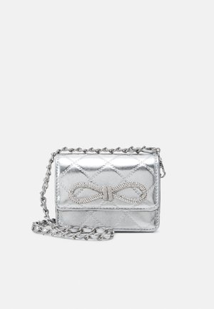 Petit sac à main argenté matelassé avec une chaîne et un noeud en strass sur le rabat avant.