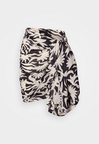 Čiernobiela zavinovacia sukňa s potlačou vyrobená z ľahkej látky, s preloženým dizajnom a viditeľným nariasením v páse.