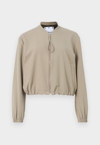 Giacca bomber cropped color khaki realizzata in tessuto liscio. Presenta una chiusura con zip, colletto alto, polsini elasticizzati e due tasche laterali.