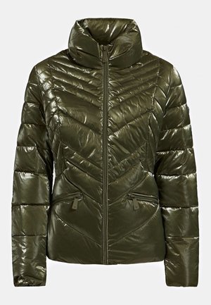 Veste matelassée brillante vert foncé avec col montant, fermeture éclair devant, coutures en chevron et deux poches latérales zippées.