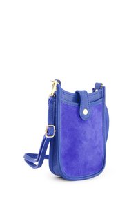 Lille crossbody-taske i tekstureret lilla ruskind med en glat læderramme, guldfarvet hardware, tryklås og justerbar rem.