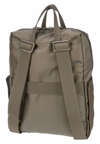 Mochila de tela marrón con una superficie texturizada, doble asa en la parte superior, correas ajustables y cierre con cremallera. Presenta un bolsillo lateral y herrajes resistentes.