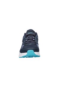 Marineblauwe sportieve schoen met een gemêleerd mesh bovenzijde, witte middenzool en teal accenten op de buitenzool en branding. Heeft een traditionele vetersluiting.