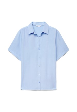 Hellblaues kurzärmliges Hemd mit Knopfleiste und klassischem Kragen, flach auf einem weißen Hintergrund ausgebreitet.