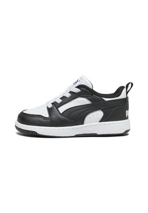 Baskets pour enfants en noir et blanc avec une tige en cuir, bout perforé, logo PUMA contrastant et semelle en caoutchouc blanc. Design léger.