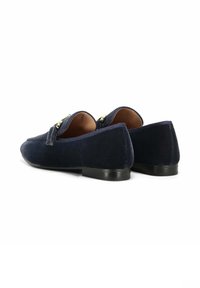 Mocassini in suede blu navy con tacco basso nero, dotati di una fibbia decorativa in metallo sulla parte anteriore e rivestimento in pelle liscia.