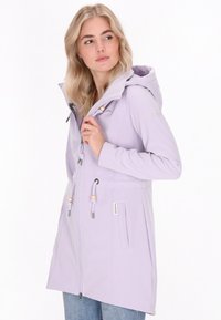 Lavender softshell jack met capuchon, ritssluiting aan de voorkant, verstelbare koord in de taille en zijzakken. Bevat lichte houten accenten.