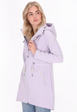 Lavendel softshell jakke med hætte, lynlås foran, justerbar snøre i taljen og sidelommer. Har lette trædetaljer.